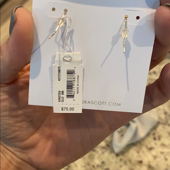 New Kendra Scott rose and yellow gold earrings - Picture 3 of 3